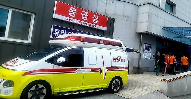 지난달 18일 119구급대원들이 영월의료원으로 이송해 온 환자를 응급실 안으로 옮기고 있다. 이문영 기자