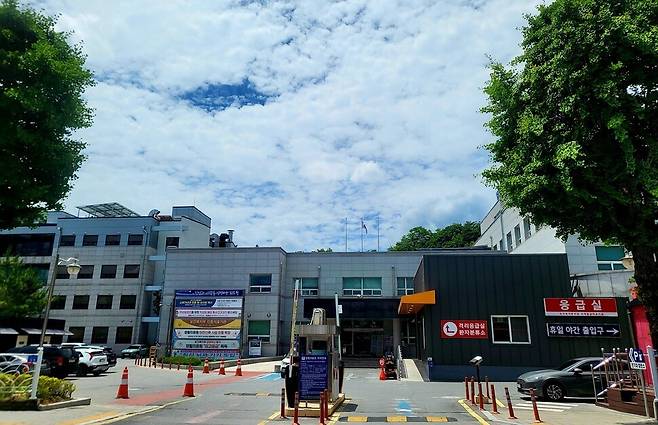 지난 6월30일의 영월의료원 전경. 188병상의 영월의료원은 강원도 영월·평창·정선을 통틀어 유일한 종합병원이다. 이문영 기자