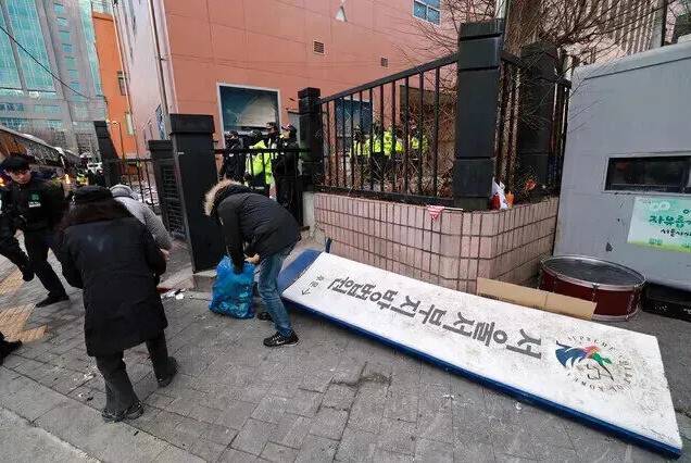 내란 우두머리 혐의를 받는 윤석열 대통령이 구속된 가운데 2025년 1월19일 오전 서울 마포구 서울서부지방법원 현판이 떨어져 있다. 연합뉴스