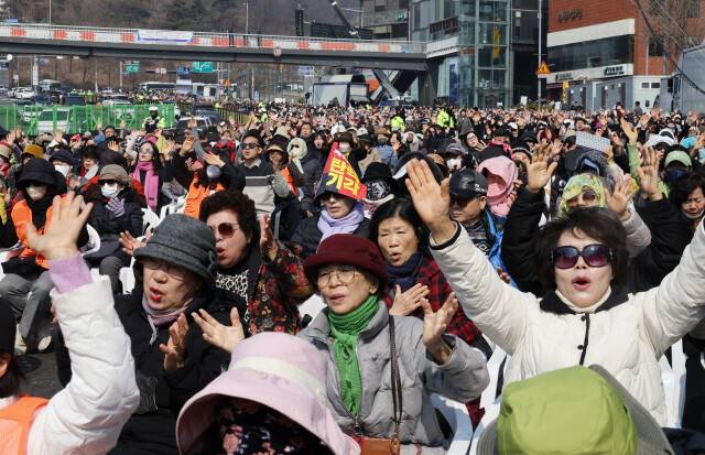 2025년 3월9일 오후 서울 용산구 한남동 대통령 관저 인근에서 사랑제일교회 연합 예배가 열리고 있다. 신소영 기자 viator@hani.co.kr
