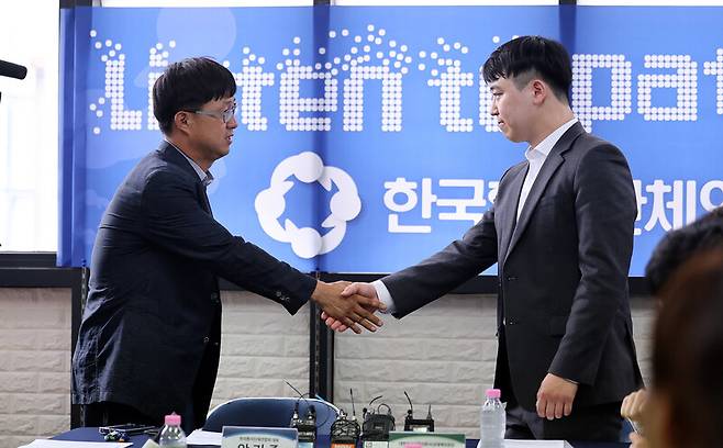 한성존 대한전공의협의회 비상대책위원장(오른쪽)이 지난달 28일 서울 영등포구 한국환자단체연합회를 찾아 안기종 한국환자단체연합회 대표와 인사를 나누고 있다. 전공의와 환자단체가 대면해 대화한 것은 의-정 갈등이 시작된 지 1년5개월 만이다. 이날 참석한 한성존 대전협 비대위원장은 머리발언에서 “1년5개월 이상 길어진 의-정 갈등으로 인해 불편을 겪고 불안하셨을 국민에게 사과의 말씀을 드린다”고 밝혔다. 공동취재사진