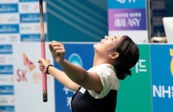 스롱 피아비가 10일 열린 프로당구 2025~2026 3차 투어 ‘올바른 생활카드 NH농협카드 PBA-LPBA 채리티 챔피언십’ 정상에 오른 뒤 기뻐하고 있다. PBA 제공