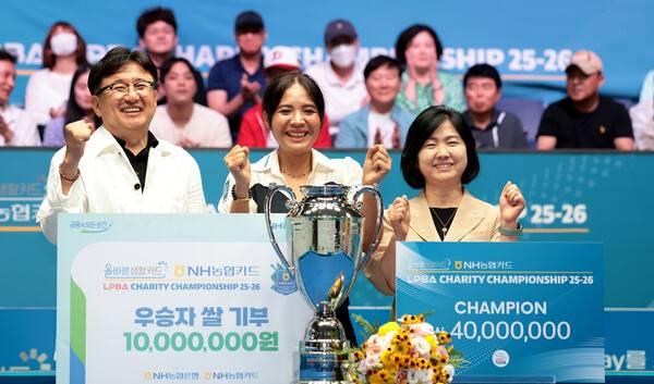 스롱 피아비가 10일 열린 프로당구 2025~2026 3차 투어 우승 뒤 이민경 NH농협카드 대표로부터 우승상금 4천만원을 받고 있다. PBA 제공