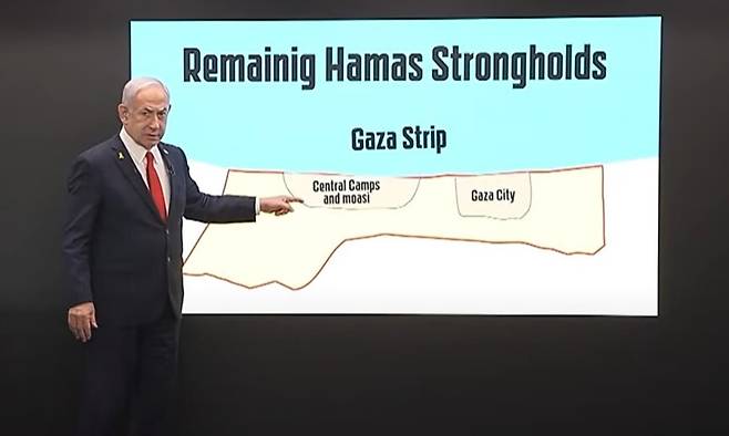 10일(현지시각) 베냐민 네타냐후 이스라엘 총리가 예루살렘 자신의 사무실에서 외신 대상 영어로 기자회견을 열어 이스라엘의 가자시 점령 계획 등에 대한 기자회견을 열고 있다. 가자시와 가자 중부에 남은 팔레스타인 무장정파 하마스에 대해 지도를 두고 설명하며 척결 의지를 강조하고 있다. 이스라엘총리실 유튜브 영상 갈무리