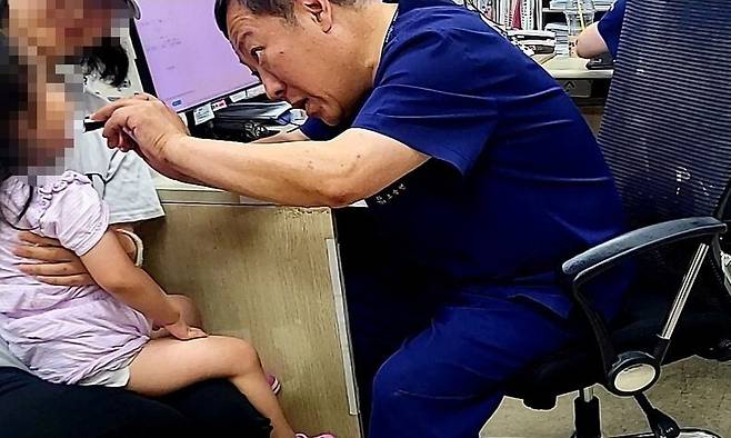 지난달 6일 저녁 강원도 영월군 영월읍 영월의료원 응급실에서 당직 의사 조승연씨가 한 소아 환자의 기관지 상태를 확인하고 있다. 이문영 기