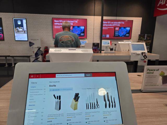 지난달 22일 영국 런던의 한 마트에 설치된 주문형 모니터. 영국 마트에선 식칼을 아예 팔지 않거나 진열이 제한돼 있어 식칼을 구입하려면 온라인 모니터를 이용해야 한다. 신분증 지참은 필수다. 런던=정승임 특파원