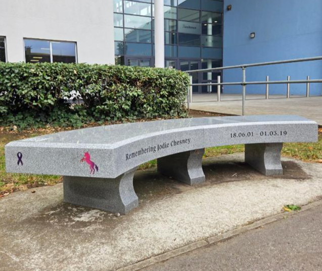 2019년 칼부림 사건으로 사망한 조디 체즈니를 추모하는 벤치가 영국 런던 외곽 공립학교에 설치돼 있다. 런던= 정승임 특파원