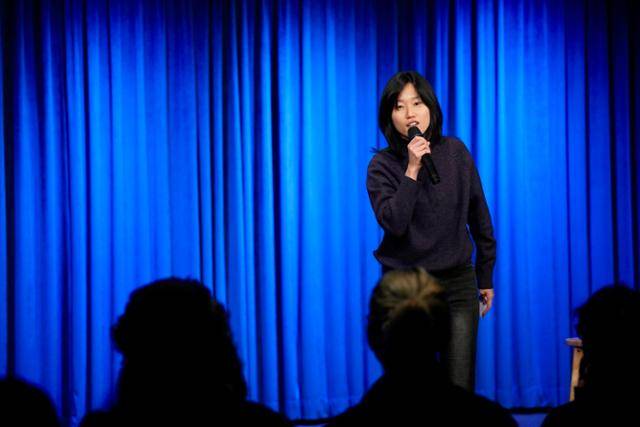 스탠드업 코미디 공연 중인 원소윤 작가. 그는 "디온 콜, 테일러 톰린슨 같은 무대를 쥐락펴락하는 스탠드업 코미디언을 좋아한다"며 "소설과 코미디 둘 다 질리지 않고 계속할 수 있을 것 같다"고 말했다. 원소윤 제공