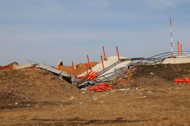 '12·29 제주항공 여객기 참사 희생자' 합동 추모식이 열린 지난달 18일 전남 무안국제공항 사고 현장위에 파손된 방위각 시설(로컬라이저)이 방치돼 있다. 무안=왕태석 선임기자