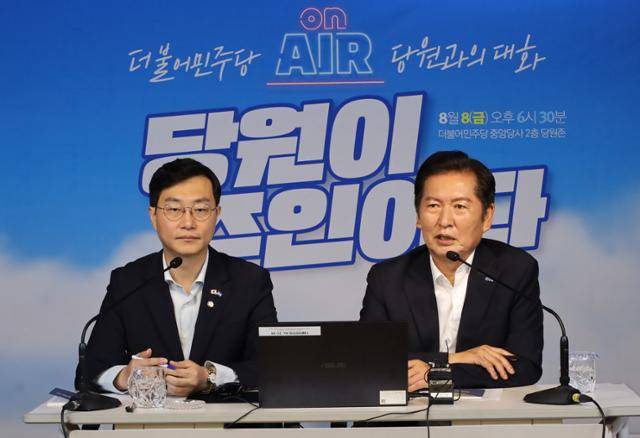 정청래(오른쪽) 더불어민주당 대표와 장경태 의원이 8일 서울 여의도 당사에서 '당원이 주인이다' 유튜브 라이브를 하고 있다. 장경태 의원실 제공