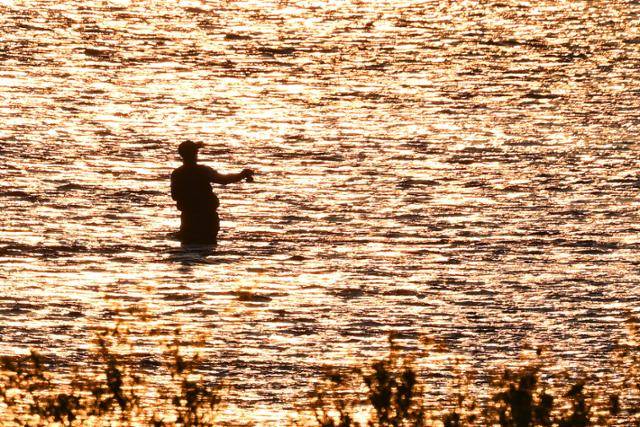 경기 연천 고랑포 여울 위로 석양이 내려앉자, 강물은 비단처럼 빛났고. 그 위에 낚싯대를 드리운 낚시꾼의 실루엣은 서서히 지워지며 풍경 속 한 장면처럼 스며들었다. 연천=왕태석 선임기자