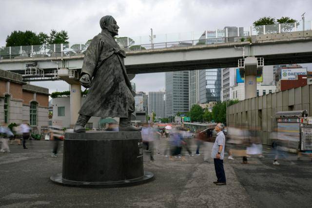 박환 수원대 사학과 명예교수가 지난 6일 서울역 광장에 있는 강우규 의사 동상을 바라보고 있다. 하상윤 기자