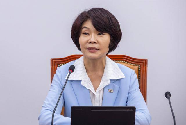 한정애 더불어민주당 정책위의장이 지난 7일 국회에서 열린 원내정책회의에서 발언하고 있다. 연합뉴스