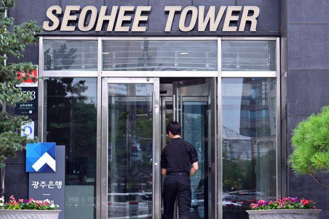 민중기 특별검사팀이 김건희 여사가 2022년 나토 순방 당시 착용한 '반클리프 아펠' 목걸이를 제공했다는 혐의로 서울 서초구 서희건설 본사를 압수수색한 11일, 본사 출입문이 열리고 있다. 강예진 기자