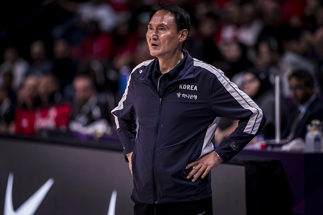 11일 킹 압둘라 스포츠시티에서 열린 한국과 레바논의 2025 FIBA 아시아컵 조별리그 A조 최종전. 안준호 대표팀 감독의 모습. 사진=FIBA