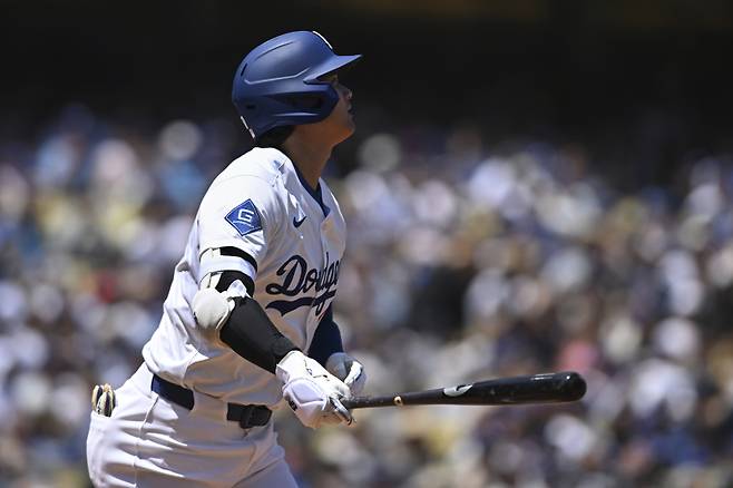 <yonhap photo-1279=""> os Angeles Dodgers designated hitter Shohei Ohtani watches his solo home run against the Toronto Blue Jays during the first inning of a baseball game Sunday, Aug. 10, 2025, in Los Angeles. (AP Photo/Wally Skalij)/2025-08-11 07:05:10/ <저작권자 ⓒ 1980-2025 ㈜연합뉴스. 무단 전재 재배포 금지, AI 학습 및 활용 금지></yonhap>