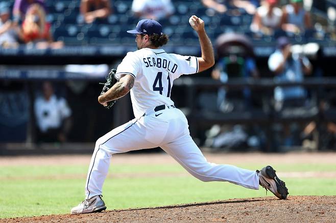 <yonhap photo-2732="">지난 5월 코너 시볼드의 투구 모습. [AFP=연합뉴스]</yonhap>