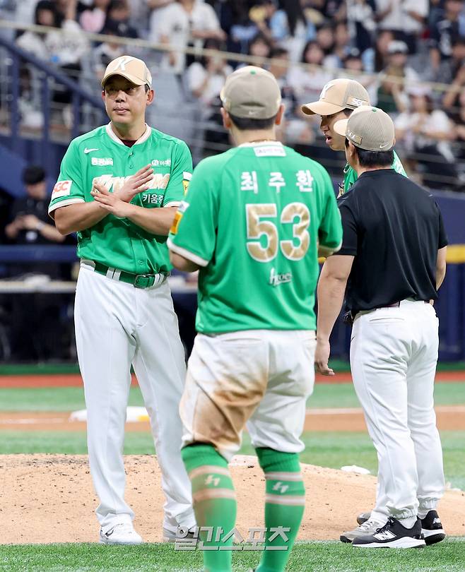 2025 KBO리그 프로야구 키움히어로즈와 두산베어스의 경기가 10일 오후 서울 고척스카이돔에서 열렸다. 9회초 이상을 호소한 투수 주승우에게 올라간 이승호 코치가 더그아웃을 향해 교체가 필요하다고 알리고 있다. 고척=김민규 기자 mgkim1@edaily.co.kr /2025.08.10/