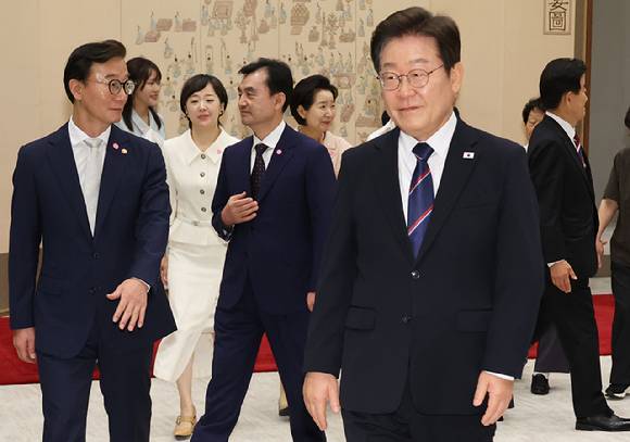 이재명 대통령이 지난달 28일 용산 대통령실에서 신임 국무위원 및 국세청장 임명장 수여식 후 환담장으로 이동하고 있다. 2025.7.28 [사진=연합뉴스]