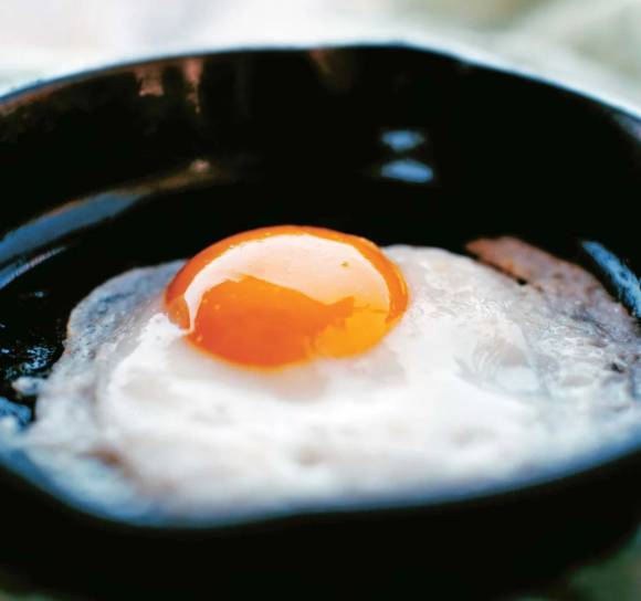 계란후라이에 건강한 맛과 영양을 더할 수 있는 방법이 공개됐다. 사진은 계란후라이. [사진=Leite's Culinaria]