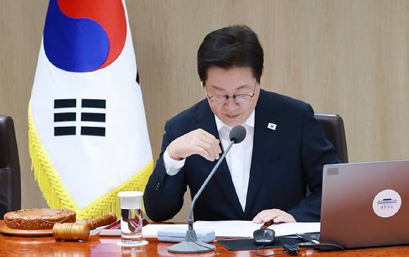 이재명 대통령이 11일 서울 용산 대통령실 청사에서 열린 임시 국무회의에서 의안 심의에 앞서 자료를 살피고 있다. 2025.8.11 [사진=연합뉴스]