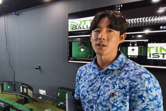 김규태 코치가 미국 플로리다 주 주피터의 스티븐 스위니 퍼트 스튜디오에서 퍼트 훈련 장비에 대해 설명하고 있다. 성호준 기자