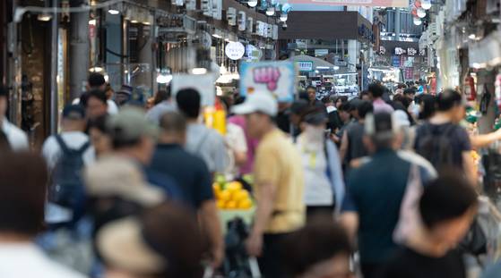 민생회복 소비쿠폰이 지역별로 최대 96% 이상 풀렸다. 사진은 10일 북적이는 서울 시내의 한 전통시장 모습. 뉴스1