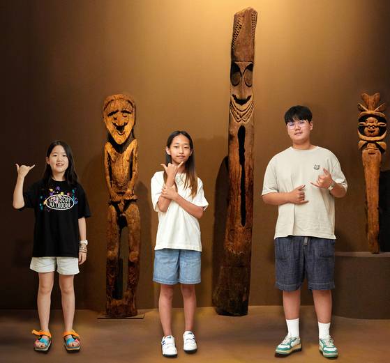오세아니아의 문화를 한껏 즐긴 뒤 하와이에서 긍정적인 에너지를 전하는 손 인사 ‘샤카(shaka)’ 사인을 해본 황지유·김태린·김이재(왼쪽부터) 학생기자.