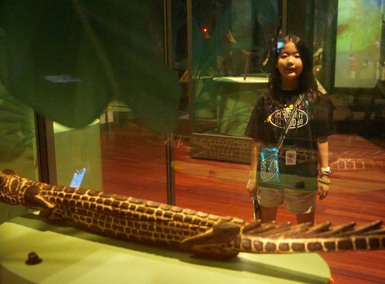 황지유 학생기자가 악어 조각 앞에 놓인 ‘이것은 이야기인가요, 조각인가요?’란 질문에 대해 생각해보고 있다.