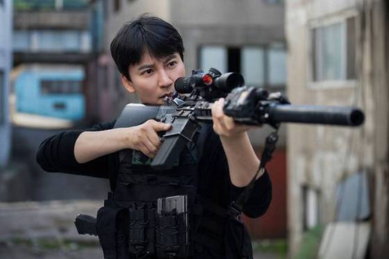 배우 김남길은 ‘트리거’에서 과거 분쟁지역을 다니며 군 스나이퍼로 활약했던 정의로운 경찰 이도를 연기했다. [사진 넷플릭스]