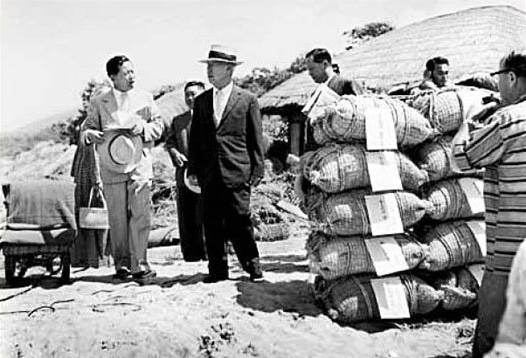 1957년 8월 9일 수해를 입은 영남 지역을 찾아 농민을 위로하는 이승만 대통령. [중앙포토]
