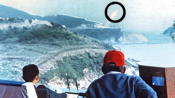 박정희 대통령이 1978년 9월 26일 충남 안흥에서 발사된 백곰(원)이 창공으로 솟구치는 모습을 지켜보고 있다. 중앙포토