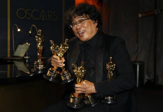 영화·드라마·가요 등 K콘텐트의 기세가 놀랍다. 지구촌 대중문화의 메인 스트림을 형성하고 있다. 영화 ‘기생충’으로 2020년 작품·감독상 등 아카데미 4관왕을 석권한 봉준호 감독. [로이터=연합뉴스]