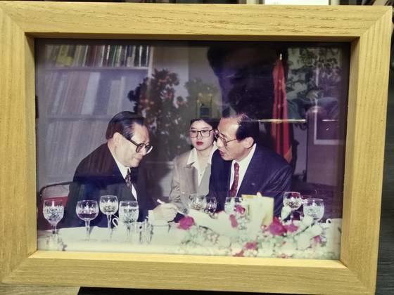1995년 이종훈 당시 한국전력 사장(오른쪽)이 방한한 장쩌민 중국 국가주석을 만나 원전 수출 및 협력 논의를 하고 있다. [사진 이종훈 전 한전 사장]