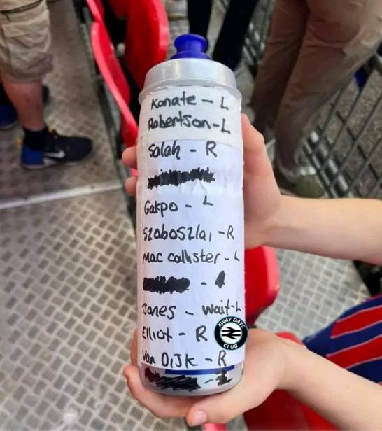 크리스탈 팰리스 골키퍼 딘 헨더슨이 승부차기 승리를 이끈 뒤 팬에게 준 물병. 리버풀 키커들의 슈팅 방향을 대비해 다이빙을 뛸 방향을 적어뒀다. [사진 SNS 캡처]