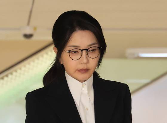 김건희 여사가 지난 6일 민중기 특별검사팀의 조사를 받은 뒤 귀가하고 있다. 연합뉴스