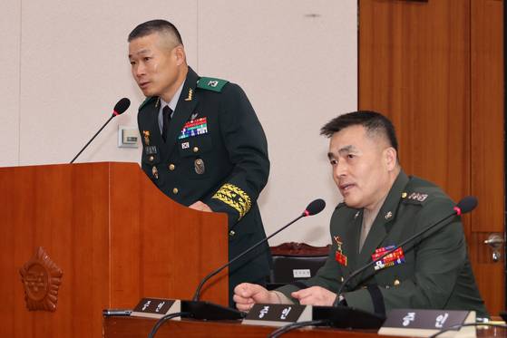 지난해 7월 국회에서 열린 '윤석열 대통령 탄핵소추안 발의 요청' 국민동의 청원 청문회 당시 김동혁 국방부 검찰단장과 박정훈 해병대 수사단장이 항명 사건 수사 과정과 관련한 질문에 대답하고 있다. 연합뉴스
