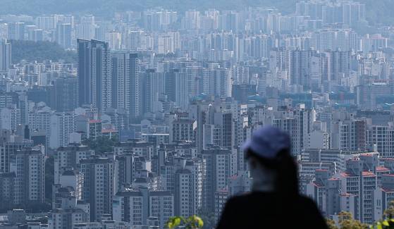 수도권 주택담보대출을 6억원 한도로 제한하는 6·27 대책이 발표된 이후 6주 만에 서울 아파트값이 상승세를 보이고 있다.  사진은 10일 서울 중구 남산에서 바라본 시내 아파트 단지. 뉴스1