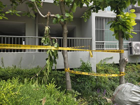 지난 10일 오전 3시 35분쯤 화재로 불이나 일가족 3명이 숨진 채로 발견된 대구 동구 신천동의 아파트. 11일 오전 화단에 폴리스 라인이 처져 있다. 대구=백경서 기자