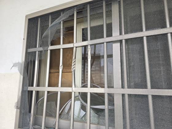 지난 10일 오전 3시 35분쯤 화재로 불이나 일가족 3명이 숨진 채로 발견된 대구 동구 신천동의 아파트. 화재가 발생한 집 창문이 깨져 있다. 대구=백경서 기자