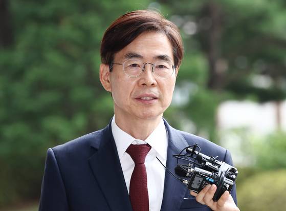 조경태 국민의힘 의원이 11일 오전 내란 특검팀 사무실이 마련된 서울 서초동 서울고검에서 참고인 조사를 받기 위해 출석하며 취재진 질의에 답변하고 있다. 뉴스1