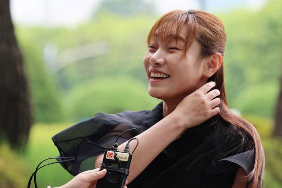 김예지 국민의힘 의원이 11일 오후 서울 서초구 서울고검에 마련된 내란 특검팀(특별검사 조은석)에서 참고인 조사를 받기 위해 출석, 취재진 질문에 답하고 있다. 뉴스1