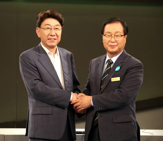 우범기 전주시장(왼쪽)과 유희태 완주군수가 지난 5일 KBS 전주방송총국 공개홀에서 열린 전주·완주 통합 관련 심층 토론에 앞서 악수하고 있다. 연합뉴스