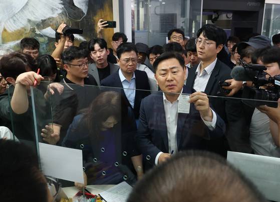 전주·완주 행정 통합을 추진 중인 김관영 전북지사가 지난달 21일 부인 목영숙씨와 함께 완주군 삼례읍 행정복지센터를 찾아 전입 신고를 하고 있다. 김 지사는 올해 하반기 통합 찬반을 묻는 주민투표를 앞두고 "완주군민과 직접 소통하겠다"며 삼봉지구 월세 아파트로 이사했다. 뉴스1