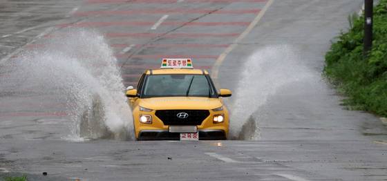 호우특보가 내려진 11일 오전 제주시의 한 도로에 비가 쏟아지고 있다. 연합뉴스