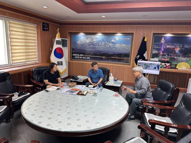 ▲ 황규복(사진 오른쪽) 속초시자영업자연합회장은 지난 9일 속초시의회를 방문, 방원욱 시의장에게 최근 논란이 된 오징어 난전에 대한 의견을 전달했다.