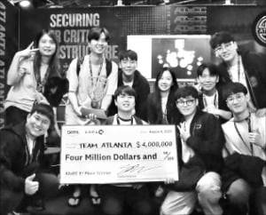 지난 8일 미국 라스베이거스에서 열린 ‘AI 사이버 챌린지’에서 우승한 ‘팀 애틀랜타’ 소속 삼성리서치 연구원들.  삼성전자 제공