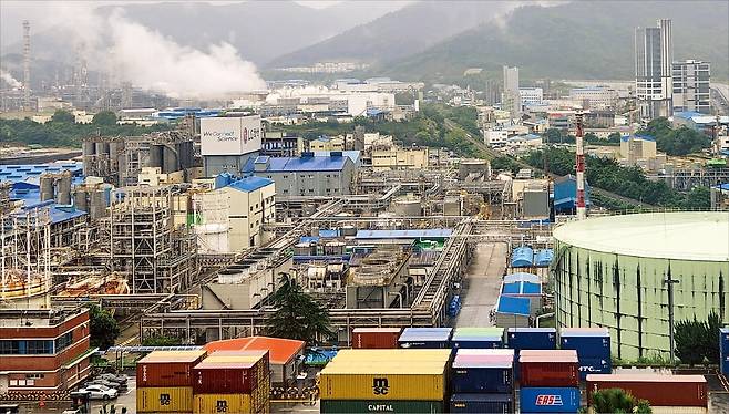 < 위기의 여수 산단 > 단일 규모로 국내 최대 석유화학 단지인 전남 여수산업단지. 3년 전만 해도 높은 공장 가동률로 곳곳에서 연기가 뿜어져 나왔지만 현재는 수시로 가동이 중단되고 있다.   여수=성상훈 기자