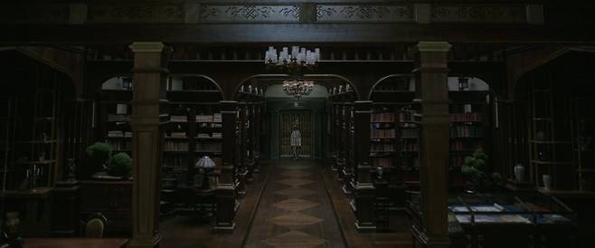 영화 <아가씨> 스틸 컷. 감금되어있는 공간. / 넷플릭스 제공