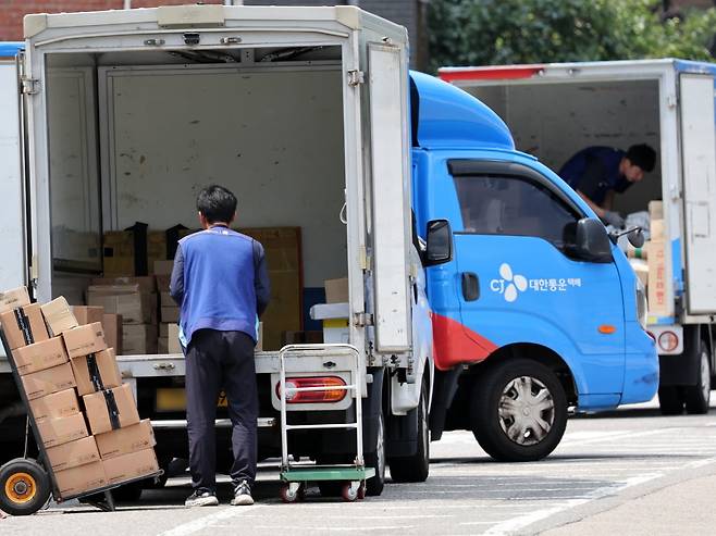 서울 시내 한 택배물류센터에서 노동자가 택배 분류 작업을 하고 있다. 사진=뉴스1